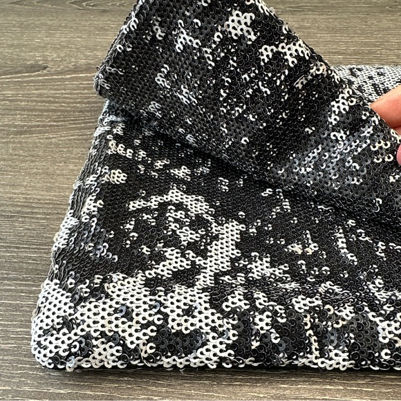 BCBG MAXARIA BAG. - Picture 7 of 10